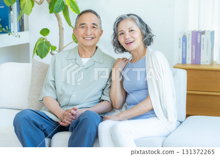 老夫婦在客廳放鬆 131372265