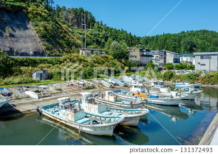 Scenery of a fishing village and small fishing port clinging to the foot of the mountain Scenery of a fishing village and small fishing port clinging to the foot of the mountain 131372493