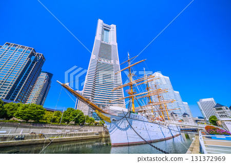 日本橫濱市櫻木町車站前的街景。橫濱地標塔和日本丸的景色。一線希望，未來可期。 131372969