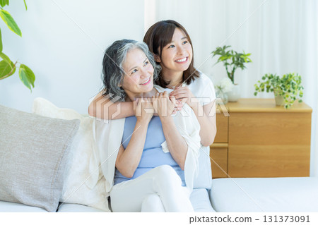 好朋友和父母在客廳放鬆 131373091