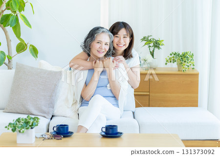 好朋友和父母在客廳放鬆 131373092