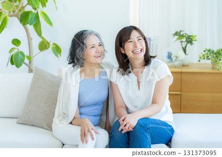好朋友和父母在客廳放鬆 好朋友和父母在客廳放鬆 131373095