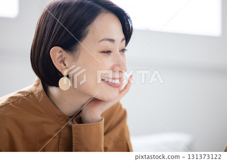 一位 40 多歲、短髮的女士溫柔地微笑 131373122