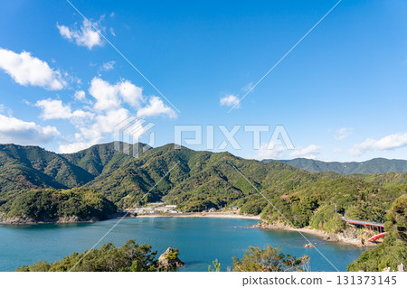 三重縣南伊勢町：從中之磯展望台可以眺望到秋季的南伊勢灣和漁村，還可以眺望南島大橋。 131373145