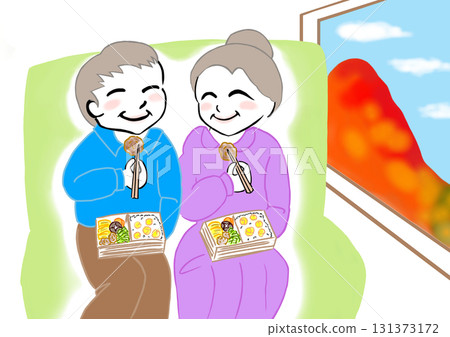 情侶的秋季出遊是一次悠閒的火車之旅，享受季節的味道，欣賞秋天的落葉。 131373172