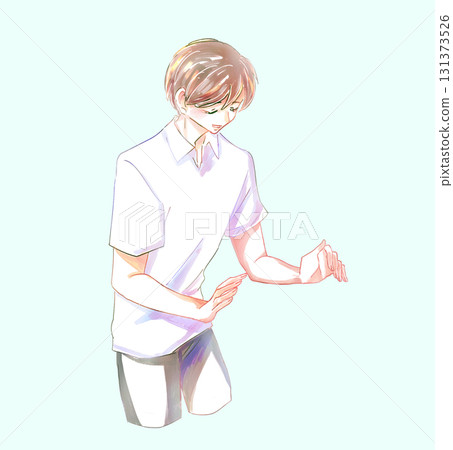 A man wrapping something 131373526