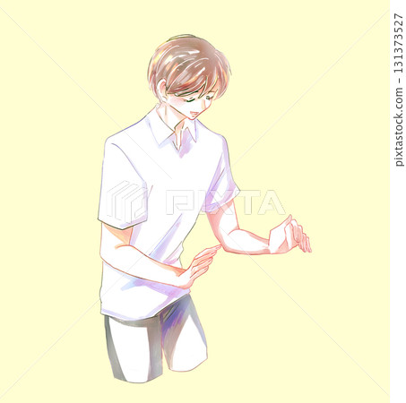 A man wrapping something 131373527