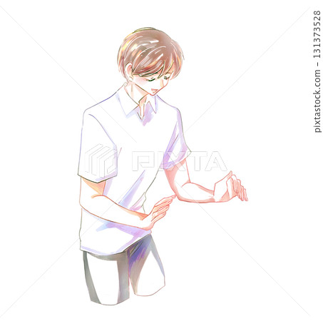 A man wrapping something 131373528