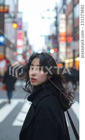 穿著外套的女人看著相機（AI 生成的圖像） 131373602