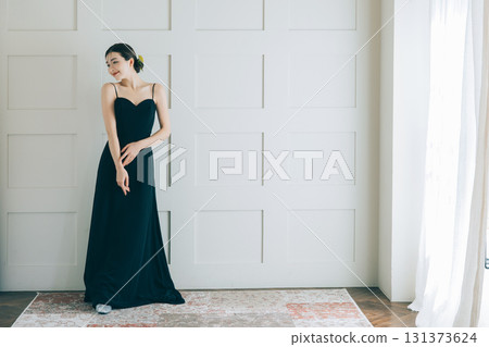 穿著黑色婚紗的女人 131373624