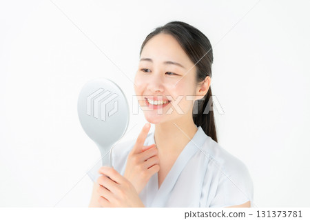 女人照鏡子牙科 131373781