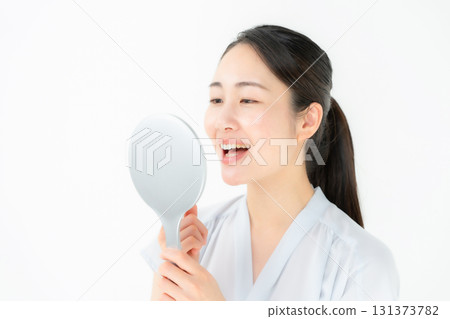 女人照鏡子牙科 131373782