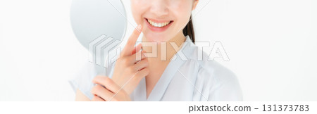 女人照鏡子牙科 131373783
