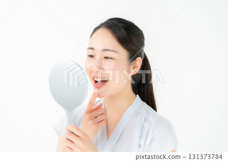 女人照鏡子牙科 131373784