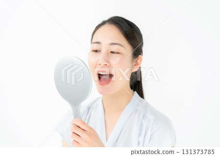 女人照鏡子牙科 131373785