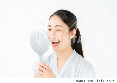 女人照鏡子牙科 131373786