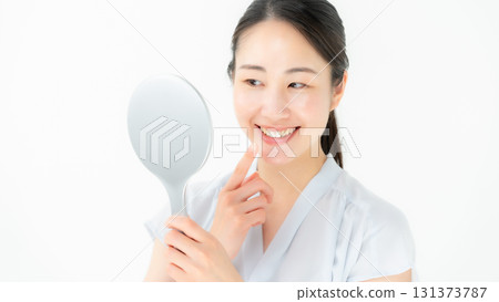 女人照鏡子牙科 131373787