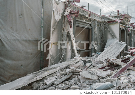 Demolition work of steel frame (S-frame) - Wall knocking down 131373954