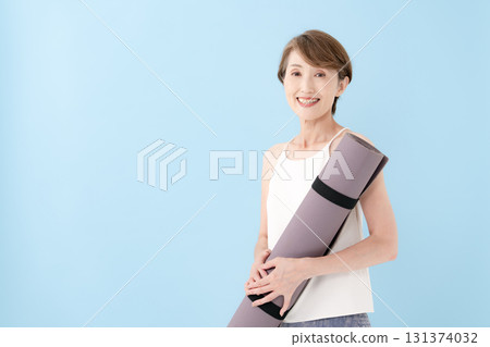 woman with yoga mat 131374032