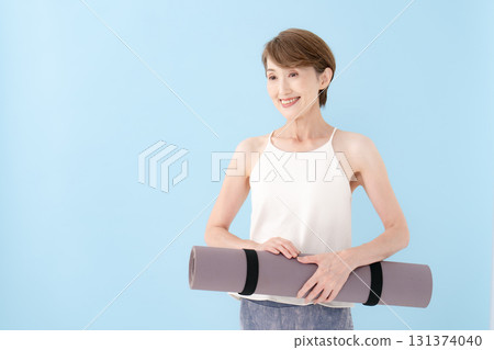 woman with yoga mat 131374040