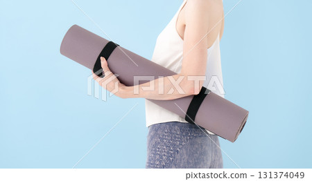 拿著瑜珈墊的女人 131374049