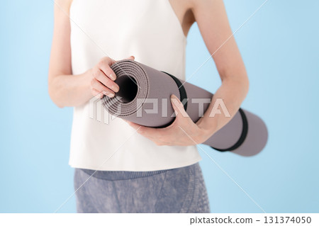 拿著瑜珈墊的女人 131374050