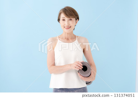 有瑜伽墊的女人 131374051