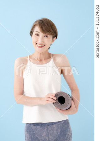 有瑜伽墊的女人 131374052