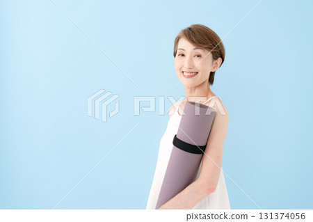 有瑜伽墊的女人 131374056