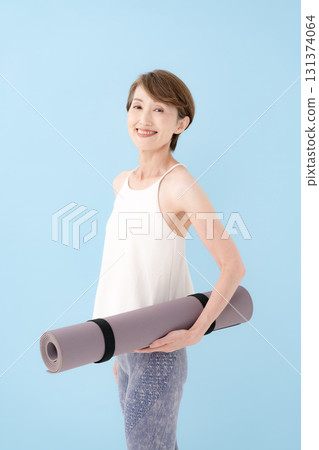 有瑜伽墊的女人 131374064