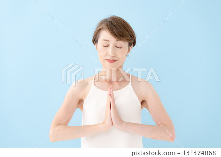 Women who do yoga 131374068