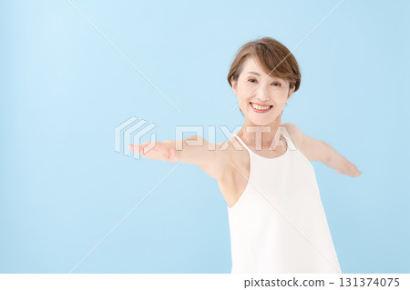 Women who do yoga 131374075