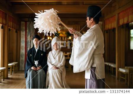 神道教婚禮：神父進行淨化儀式 131374144