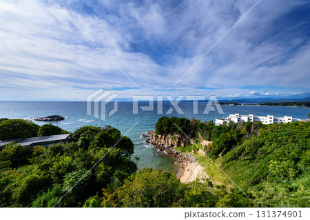 南紀白濱中秋晚景:雲層下午後的陽光照射下的大海與海灣② 南紀白濱中秋晚景:雲層下午後的陽光照射下的大海與海灣② 131374901