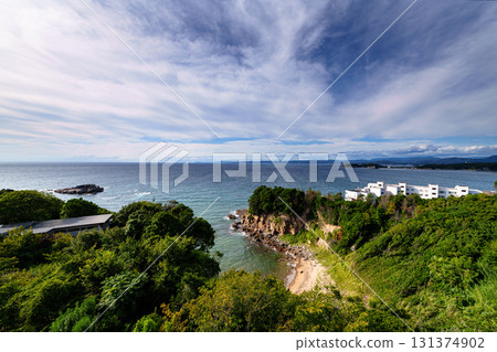 南紀白濱中秋晚景：雲層中陽光透過雲層照射下來的海灣① 131374902