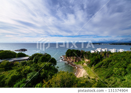 南紀白濱中秋夜景:在多雲的天空下,陽光透過雲層照射在海灣上。 南紀白濱中秋夜景:在多雲的天空下,陽光透過雲層照射在海灣上。 131374904