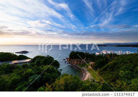 Nanki Shirahama Mid-Autumn Evening Scene: A sunset stretching across the horizon and a blue sky above① Nanki Shirahama Mid-Autumn Evening Scene: A sunset stretching across the horizon and a blue sky above① 131374917