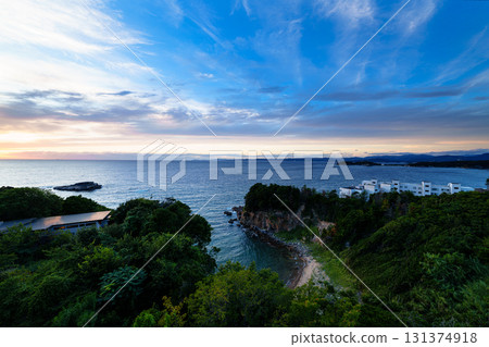Nanki Shirahama Mid-Autumn Evening Scene: A sunset stretching across the horizon and a blue sky above ② Nanki Shirahama Mid-Autumn Evening Scene: A sunset stretching across the horizon and a blue sky above ② 131374918