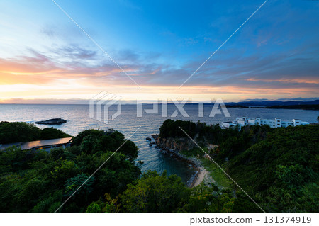 Nanki Shirahama Mid-Autumn Evening Scene: The setting sun illuminating the golden sunset sky spreading across the horizon and the sunset sky reflected on the sea surface Nanki Shirahama Mid-Autumn Evening Scene: The setting sun illuminating the golden sunset sky spreading across the horizon and the sunset sky reflected on the sea surface 131374919