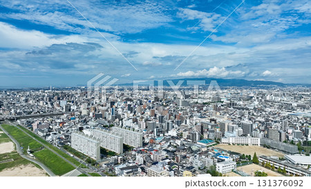 無人機鳥瞰現代城市與藍天 無人機鳥瞰現代城市與藍天 131376092