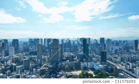 無人機鳥瞰現代城市與藍天 131376093
