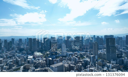 無人機鳥瞰現代城市與藍天 131376094