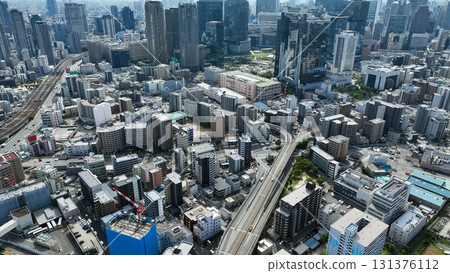 無人機鳥瞰現代城市與道路 131376112