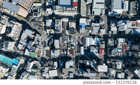 無人機拍攝的現代城市和道路鳥瞰圖 131376116