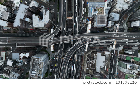 無人機拍攝的現代城市和道路鳥瞰圖 131376120