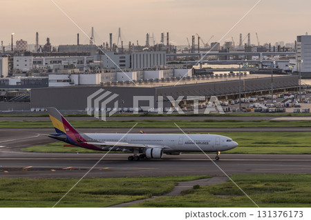 黃昏的羽田機場，飛機著陸，東京大田區 131376173