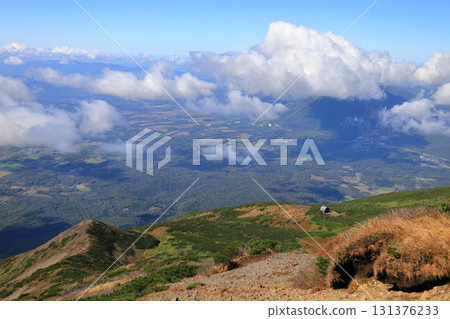 羊蹄山，日本百座名山之一，位於北海道。從山頂山脊可以俯瞰羊蹄山避難小屋和新雪谷町的街景。 131376233