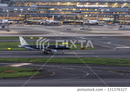 黃昏的羽田機場，飛機著陸，東京大田區 131376327