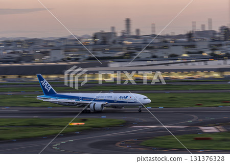 黃昏的羽田機場，飛機著陸，東京大田區 131376328