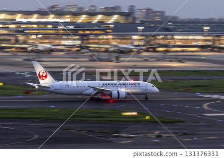 黃昏的羽田機場,飛機著陸,東京大田區 黃昏的羽田機場,飛機著陸,東京大田區 131376331